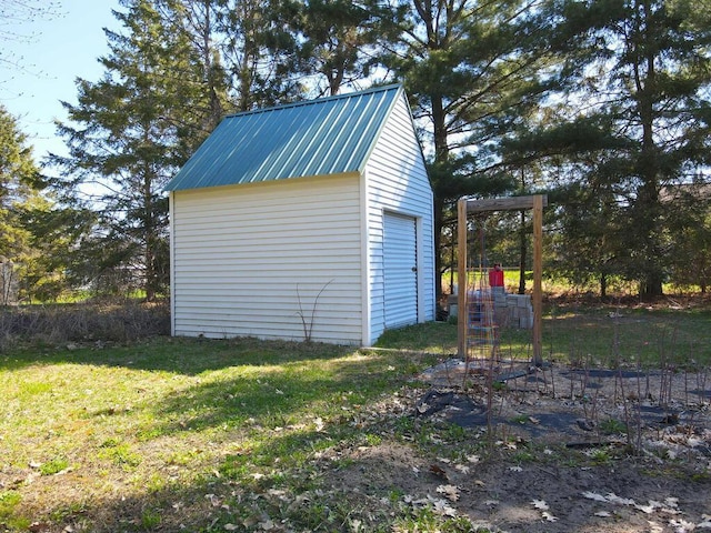 view of outdoor structure featuring an outbuilding