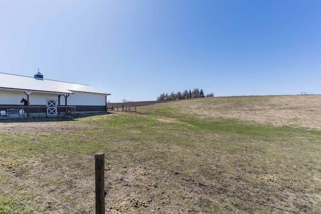 view of yard featuring a rural view
