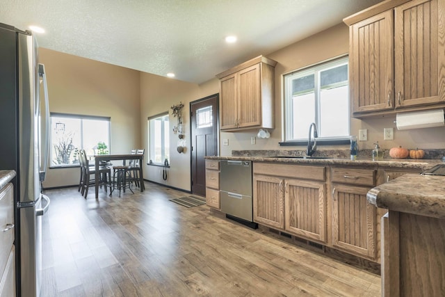 kitchen featuring a sink, light wood-style floors, stainless steel appliances, and recessed lighting