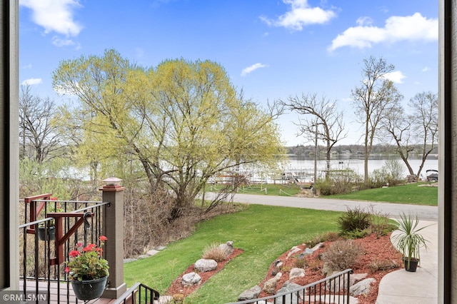 view of yard featuring a water view