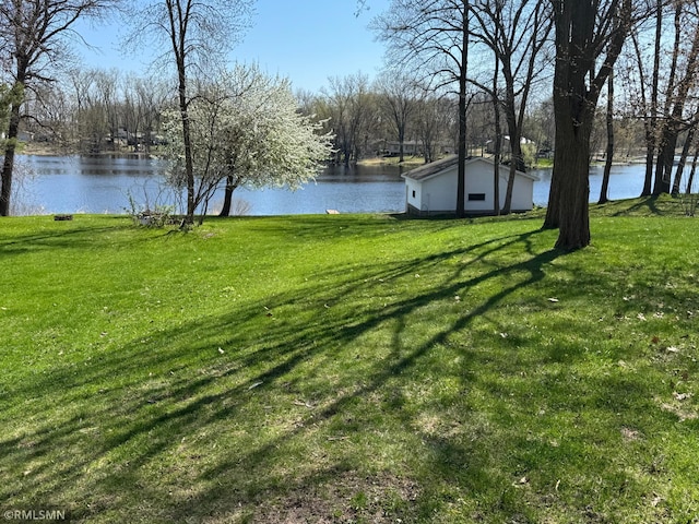 view of yard featuring a water view