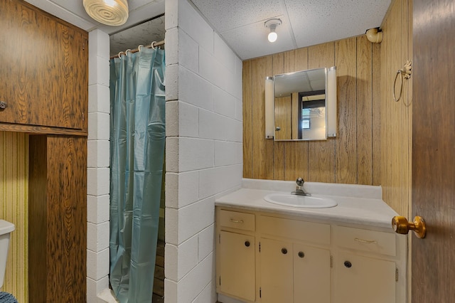 224 Spring St, Holdingford, MN 56340 - bathroom featuring toilet, vanity, and curtained shower
