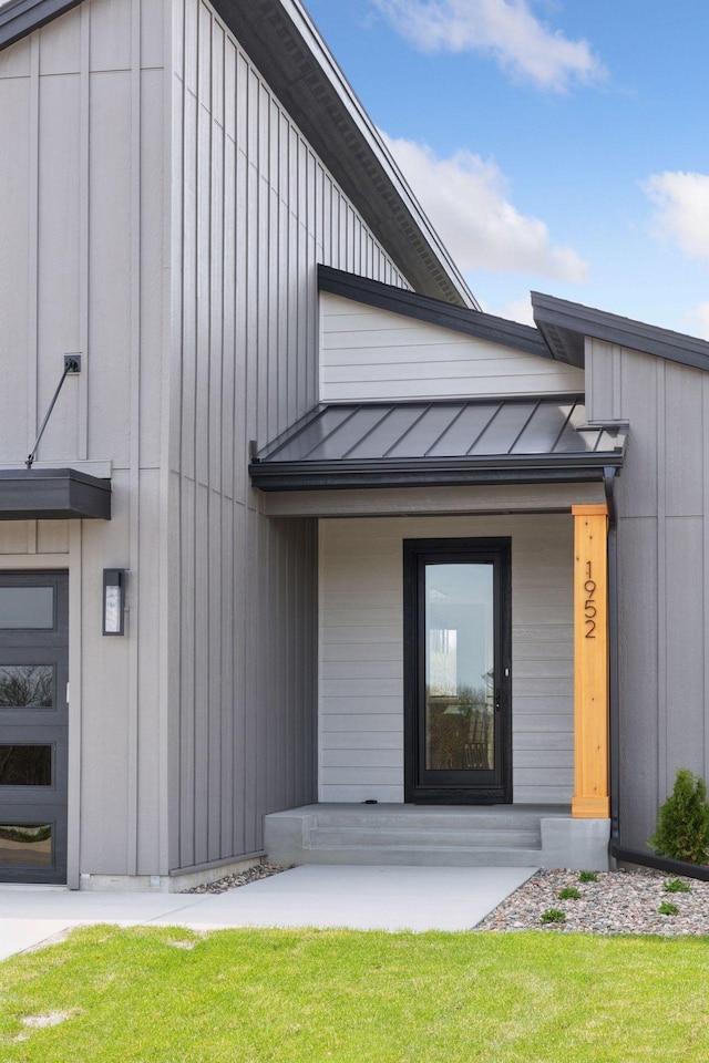property entrance with covered porch