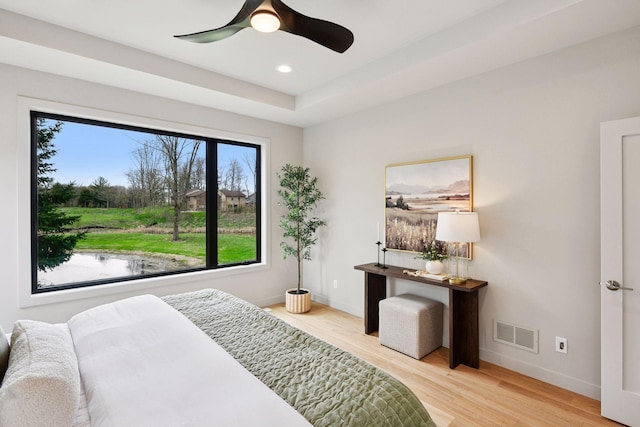bedroom featuring a ceiling fan, visible vents, wood finished floors, baseboards, and recessed lighting