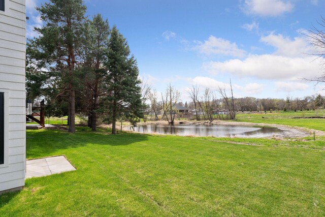 view of yard featuring a water view
