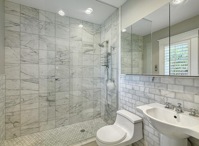 760 Linwood Ave, Saint Paul, MN 55105 - bathroom featuring tiled shower, a sink, and toilet