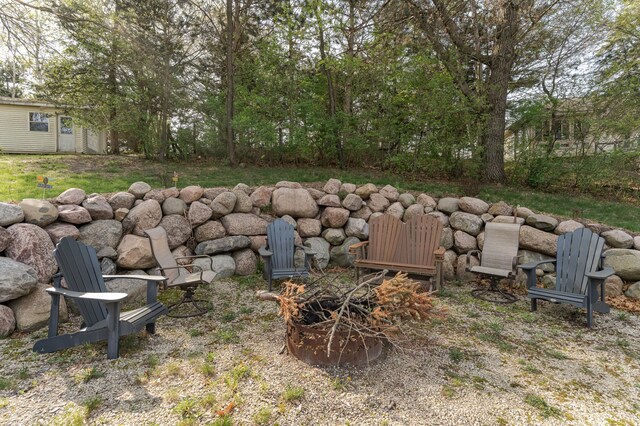 view of yard featuring an outbuilding