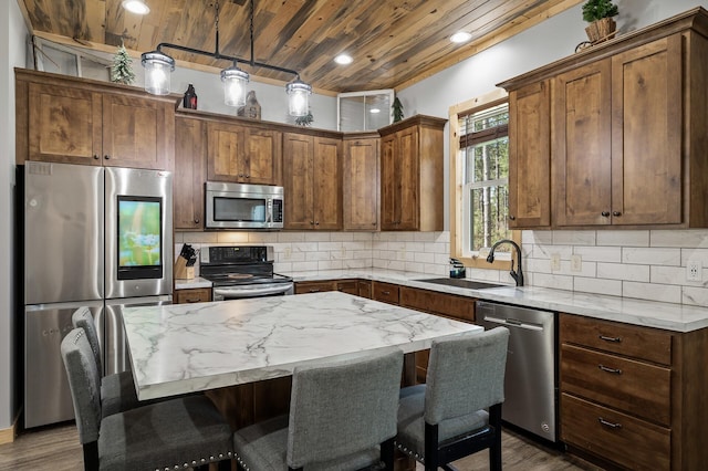 kitchen featuring a sink, stainless steel appliances, wooden ceiling, dark wood-style flooring, and a kitchen island