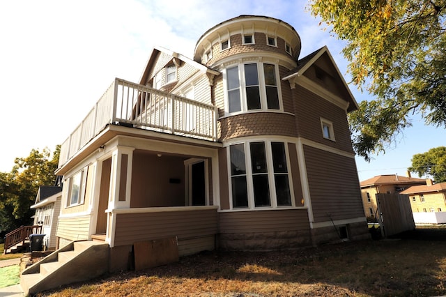 238 Lincoln St, Mankato, MN 56001 - rear view of property with a balcony