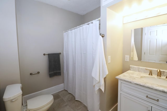 238 Lincoln St, Mankato, MN 56001 - full bathroom featuring vanity, baseboards, a shower with curtain, and toilet