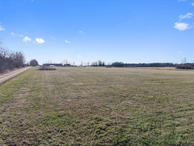 view of grassy yard featuring a view of countryside