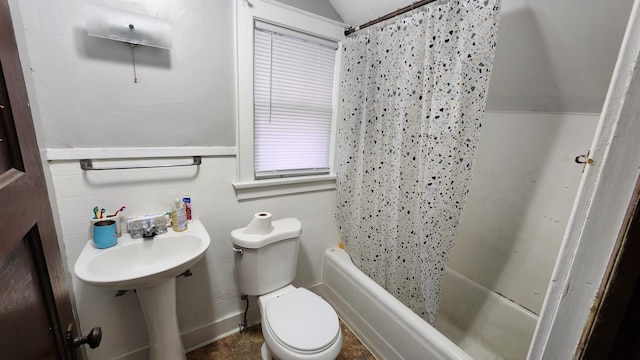 1110 Oakland Ave, Austin, MN 55912 - full bath featuring toilet and shower / tub combo with curtain