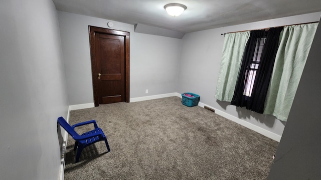 1110 Oakland Ave, Austin, MN 55912 - unfurnished room featuring carpet flooring and baseboards