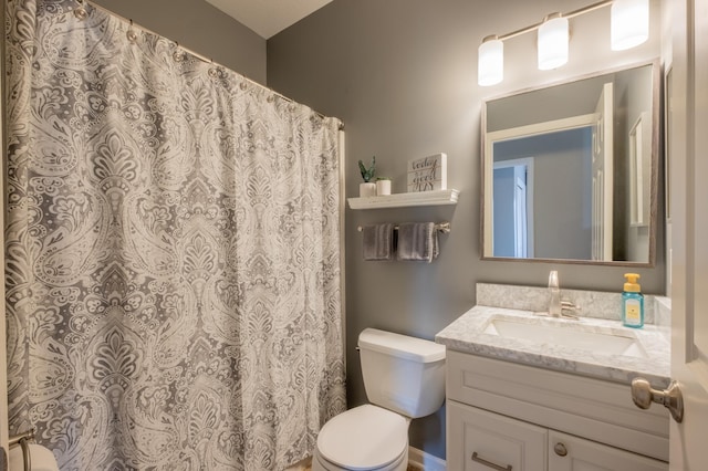 full bath with toilet, curtained shower, and vanity