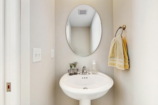 10725 Knollwood Ln, Woodbury, MN 55129 - bathroom featuring a sink