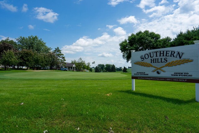view of property's community featuring a yard and view of golf course