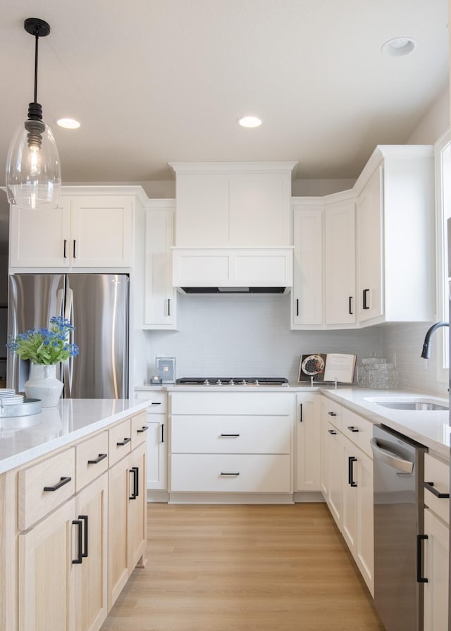10451 Blackmoor Rd, Woodbury, MN 55129 - kitchen featuring recessed lighting, a sink, backsplash, and stainless steel appliances