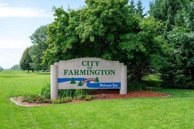 community / neighborhood sign featuring a yard