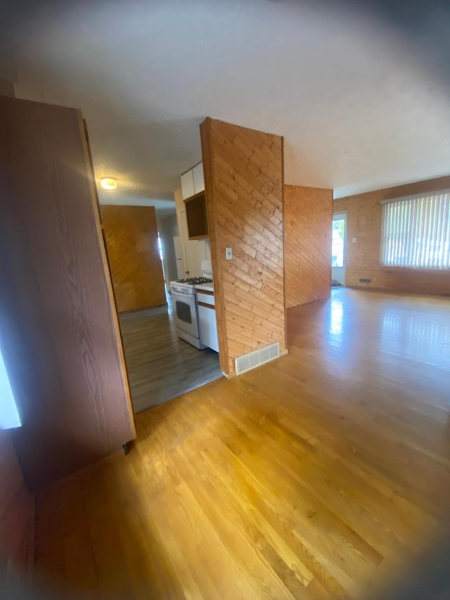 39 Erie St, Aurora, MN 55705 - empty room with light wood-type flooring and visible vents