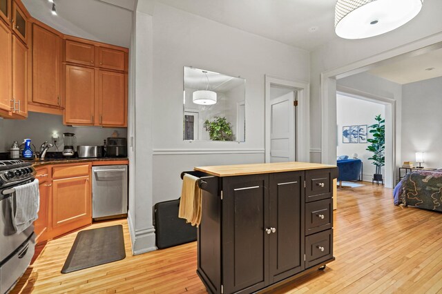 1204 Harmon Pl Unit 18, Minneapolis, MN 55403 - kitchen with stainless steel appliances, light wood-type flooring, and a kitchen island