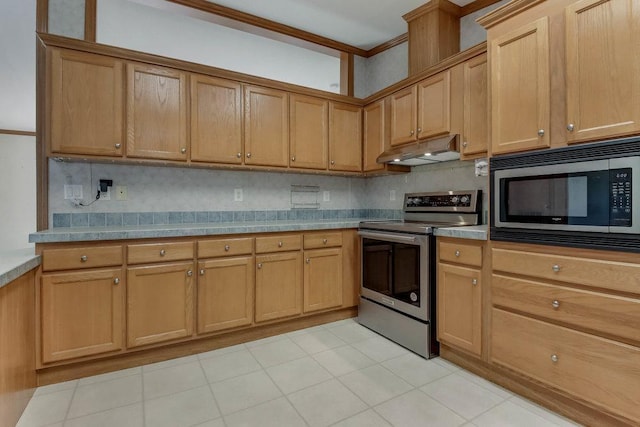 kitchen featuring crown molding, decorative backsplash, light countertops, under cabinet range hood, and stainless steel appliances