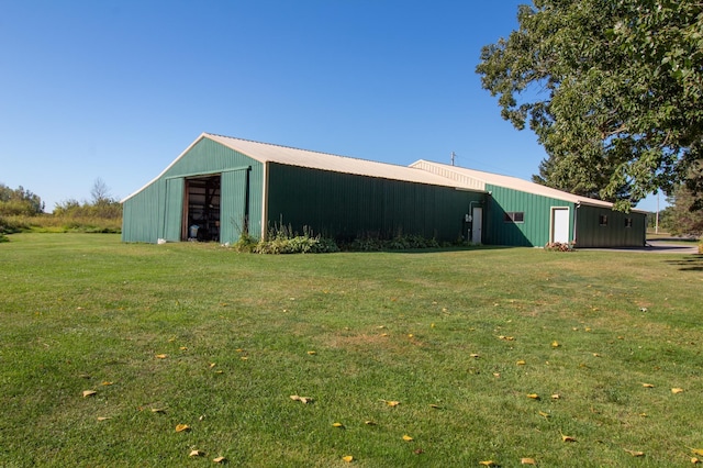 view of pole building with a lawn