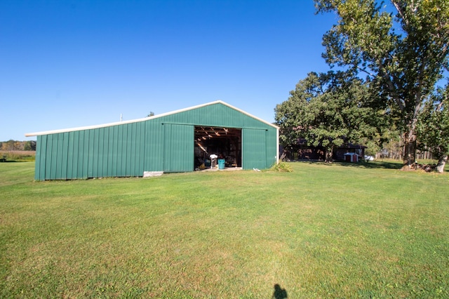 view of yard with a pole building, an outdoor structure, and a garage
