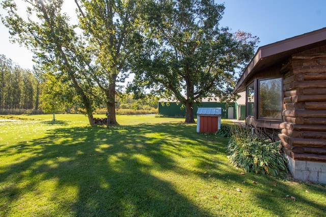 view of yard featuring an outbuilding and a shed
