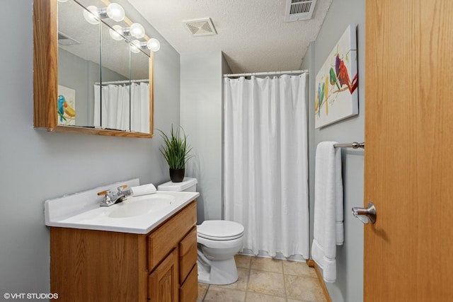 17150 Grenadier Ave, Lakeville, MN 55044 - full bathroom featuring vanity, curtained shower, and a textured ceiling