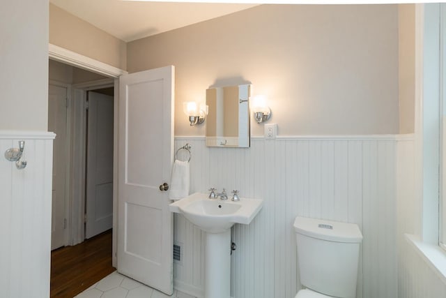 1677 Niles Ave, Saint Paul, MN 55116 - half bathroom featuring wainscoting and toilet