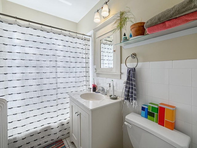 2100 Saint Clair Ave, Saint Paul, MN 55105 - full bath featuring tile walls, vanity, toilet, and a shower with shower curtain