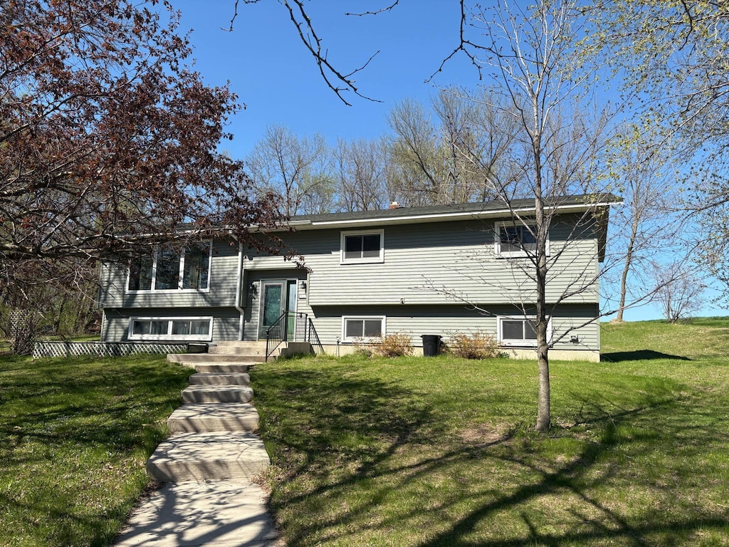 74 202nd St Unit M, Alden Twp, WI 54026 - split foyer home with a front yard
