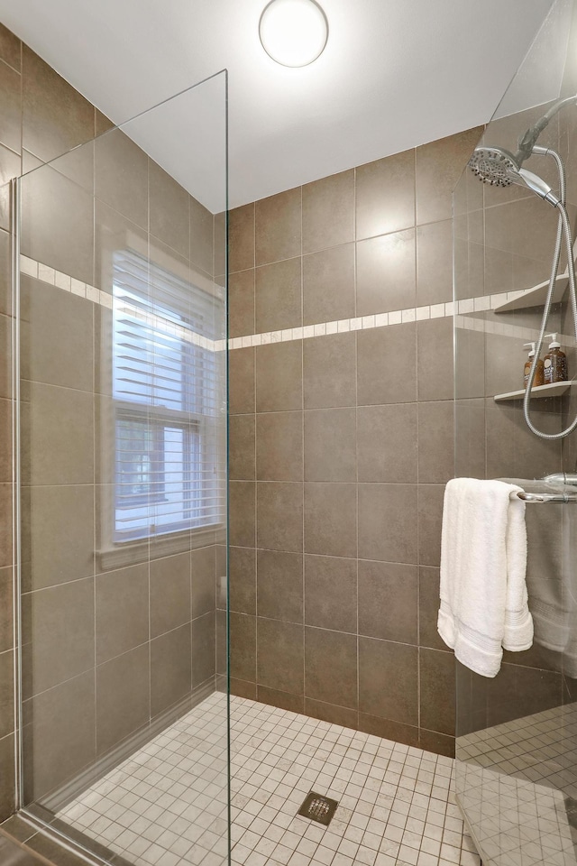 2102 Pinehurst Ave, Saint Paul, MN 55116 - bathroom with tiled shower