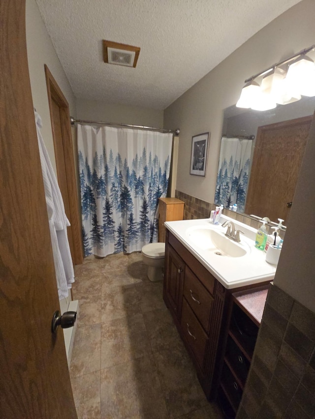 full bathroom with toilet, visible vents, vanity, and a shower with shower curtain
