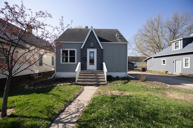 bungalow featuring a front lawn