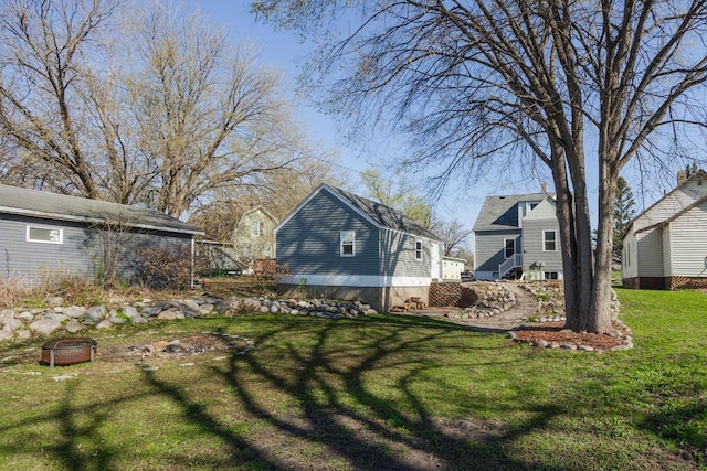 view of yard featuring a fire pit