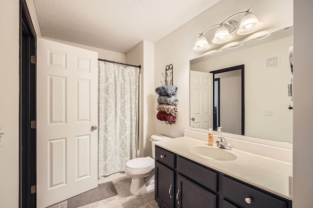 2492 Yellowstone Dr Unit 82, Hastings, MN 55033 - full bath with tile patterned floors, vanity, a textured ceiling, toilet, and curtained shower