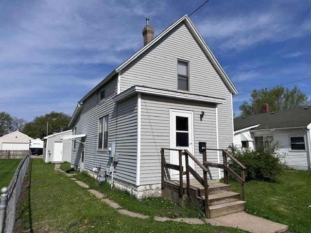 609 13th St NE, Austin, MN 55912 - view of front of property featuring a chimney