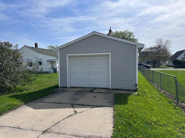 609 13th St NE, Austin, MN 55912 - detached garage with concrete driveway