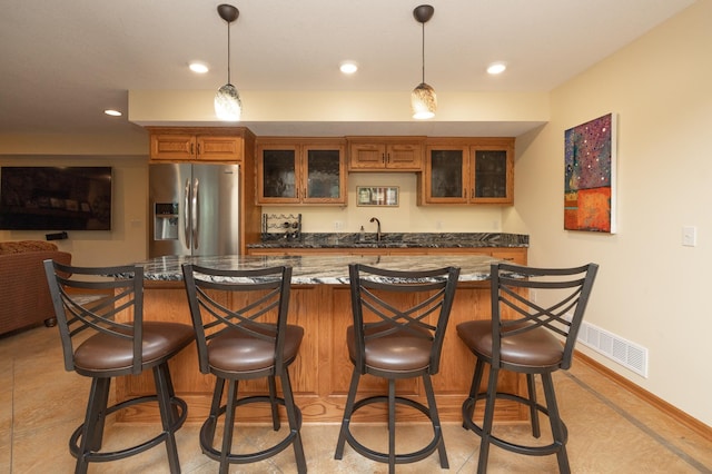 indoor wet bar with stainless steel fridge, decorative light fixtures, recessed lighting, and baseboards