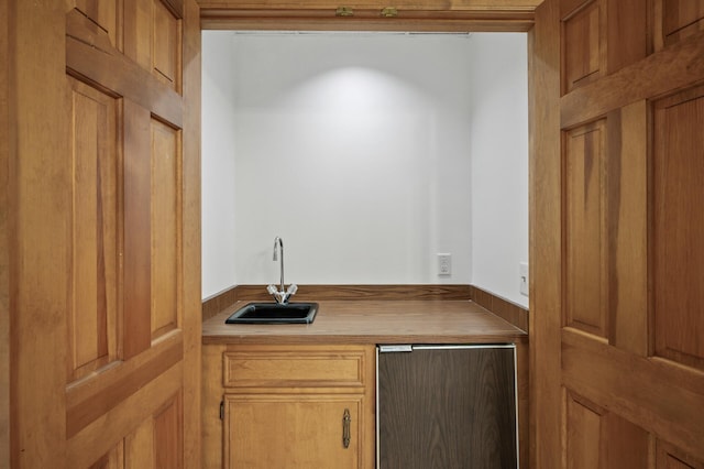 18021 Priory Ln, Minnetonka, MN 55345 - indoor wet bar with refrigerator