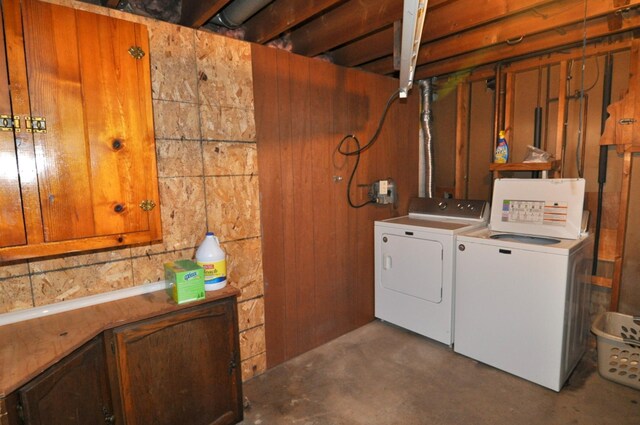 811 Pleasant Ave S, Park Rapids, MN 56470 - laundry area featuring washing machine and clothes dryer and laundry area
