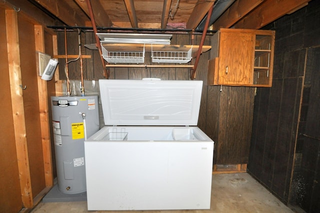 811 Pleasant Ave S, Park Rapids, MN 56470 - clothes washing area featuring electric water heater, laundry area, and washer / clothes dryer