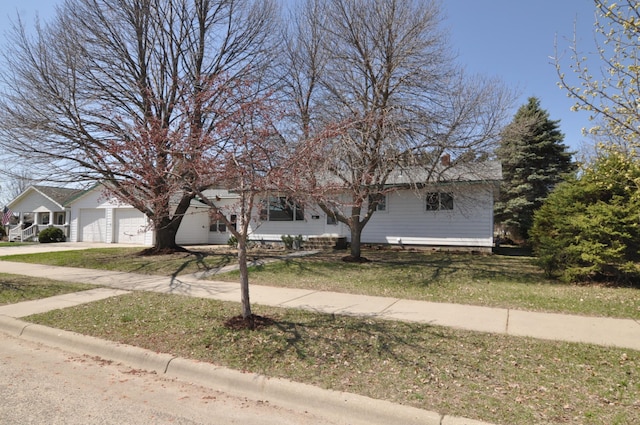 811 Pleasant Ave S, Park Rapids, MN 56470 - view of front facade featuring concrete driveway, a garage, and a front yard
