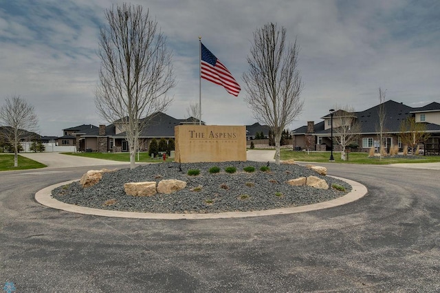 community sign featuring a residential view
