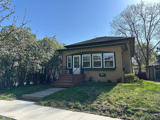 911 8th St N, Fargo, ND 58102 - bungalow-style house with a front yard and stucco siding
