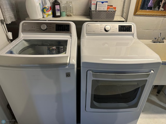 911 8th St N, Fargo, ND 58102 - washroom featuring washer and dryer