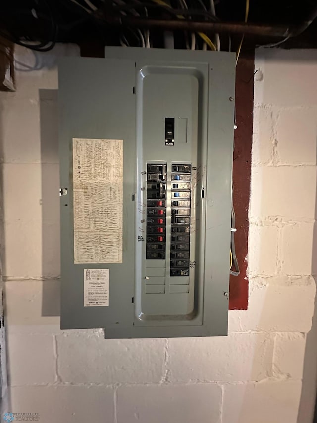 911 8th St N, Fargo, ND 58102 - utility room featuring electric panel