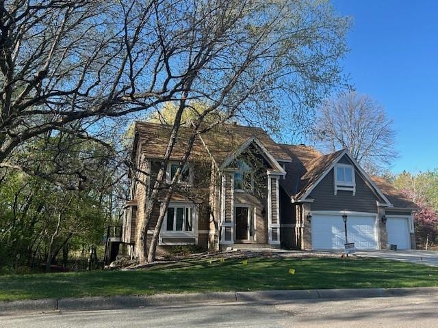 view of front facade featuring a front yard and driveway