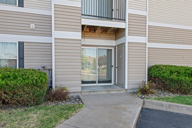 610 Whiskey Rd NW Unit 115, Isanti, MN 55040 - property entrance featuring a balcony